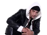 אלון דה לוקו בקפוצ'ון לבן ומעיל עור, כורע